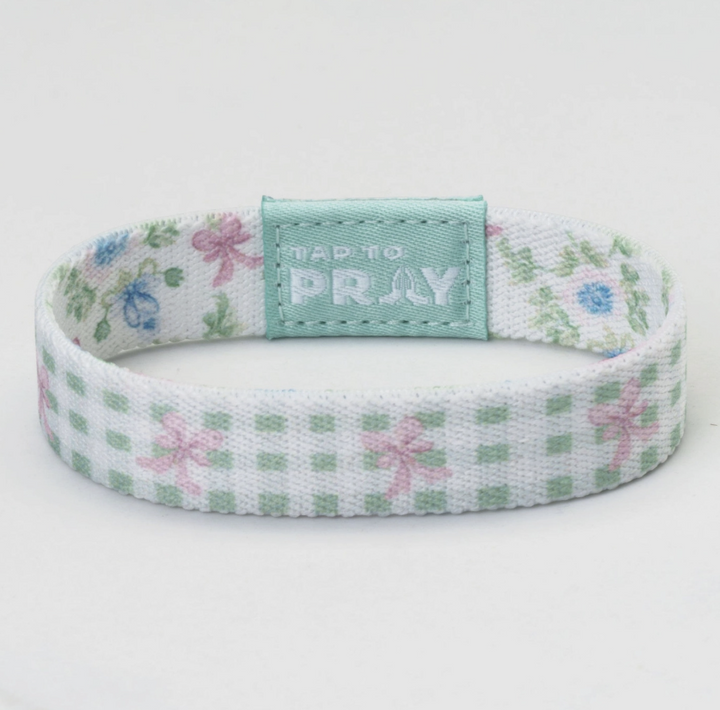 Bracelet with floral pattern and &