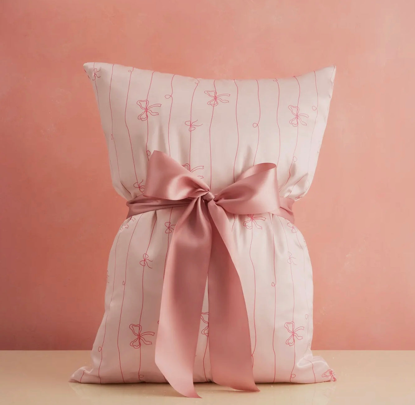 Kitsch Holiday Satin Pillowcase in Striped Bows