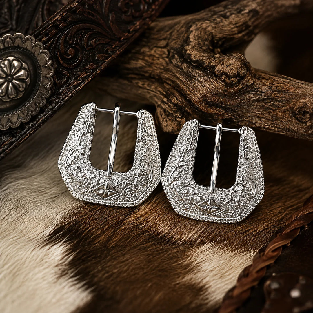 Mini buckle earrings in silver on cowhide