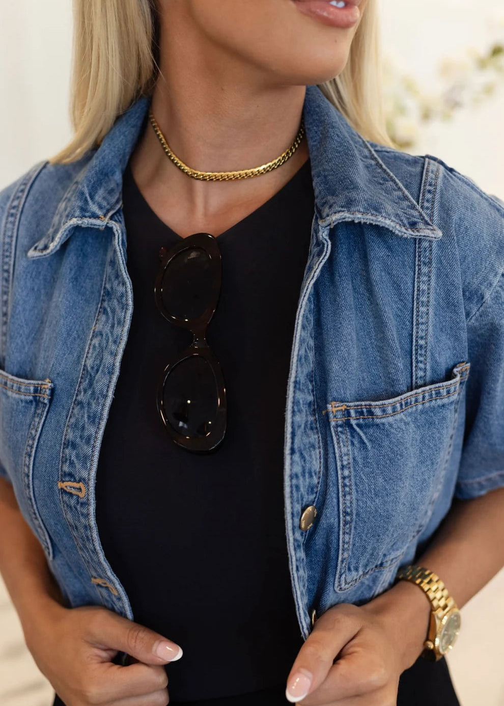 Woman wearing gold mini curb necklace and jean jacket 